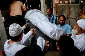 “人没事，蛇死了”！印度8岁男孩被眼镜蛇咬伤后，反口将蛇咬死图片