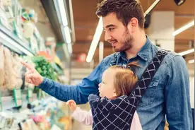 混血宝宝出生后，全职奶爸“憔悴脸”逗乐网友：好熟悉的生无可恋图片