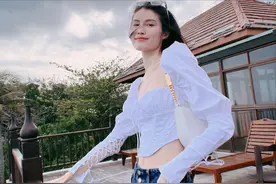 超模何穗海边度假私服曝光，露脐装大炫平坦小腹，肌肤白得发光图片