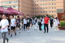 高考已落幕 青春不打烊图片