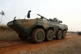 对台一线主力换装，万辆大八轮撑起我军机械化，反制台军重装部队图片