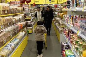 【新春走基层】贵阳街头，新型零食店“遍地开花”图片