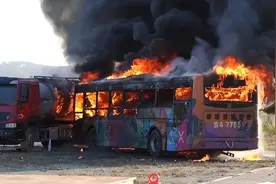 大妈带6桶菜籽油坐公交车被拒，坐车上耍赖不下车：有本事别开车图片