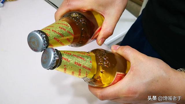 教你一个小方法，用打火机烧一下瓶盖，没有开瓶器，也能开啤酒