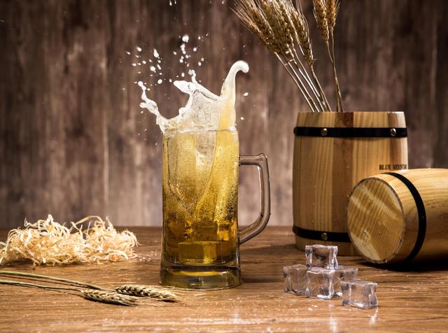 到了饭点,小舅子招呼着大家一起去小区门口的粗粮馆吃饭,一大家子人