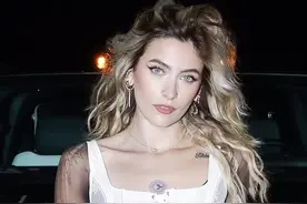 迈克杰克逊24岁女儿又豪放了！白色蕾丝胸衣外穿，狂野穿搭引热议图片