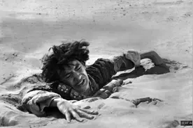 骆驼和人骤然陷入流沙不见踪影，是沙漠古墓还是陷阱｜沙漠传奇图片