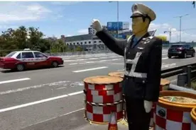 公路上这些“假交警”吓到车主，车主：还有更“吓人”的设计吗？图片