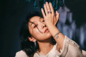 影后安藤樱港版《VOGUE》封面大片，“电影脸”精彩表达情绪转换图片