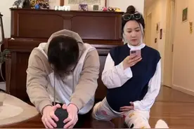 宋丹丹儿媳挺6月大肚劈叉，四肢纤细不孕胖，与小7岁老公好恩爱图片