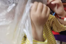 听到投诉要求解雇，孕婴嫂被指给孩子头套塑料袋，雇主报案，家政公司称当事人否认，律师解读所涉法律问题图片