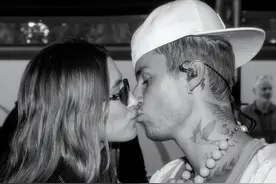 贾斯汀比伯晒与爱妻合照，脖间纹身太抢镜，和妻子海莉亲亲秀恩爱图片