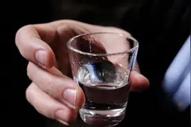 朋友说“你不喝就是不给我面子”，该如何应对？行家：3句话解决图片