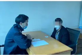 相信考驾驶证“七天包过”，交警检查无证驾驶，被行拘图片