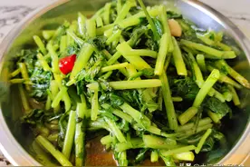 夏天要多吃绿菜，菜素炒茼蒿，脆嫩可口，蒜香味浓郁，老少皆宜图片