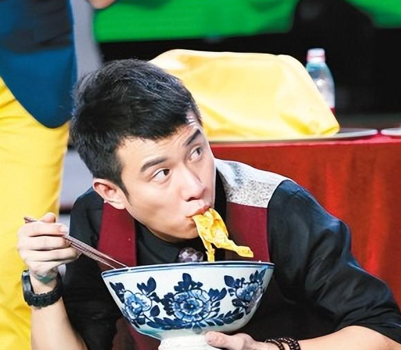 浴缸陪睡、助理手接口水、“跪式服务”，这些明星哪来的优越感？