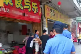 城管执法收走店家餐桌，顾客拎起酒瓶砸向城管，顾客：我同意了吗图片