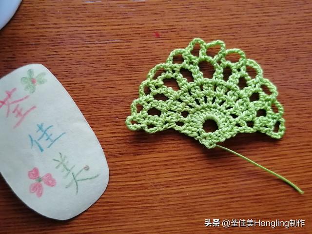 远方喜欢在银杏树下漫步的人,为你钩织了两片银杏叶哟