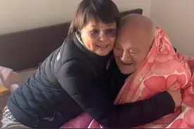 50岁袁立新年罕现身，在床前拥抱百岁老兵，素颜臃肿被指土里土气图片