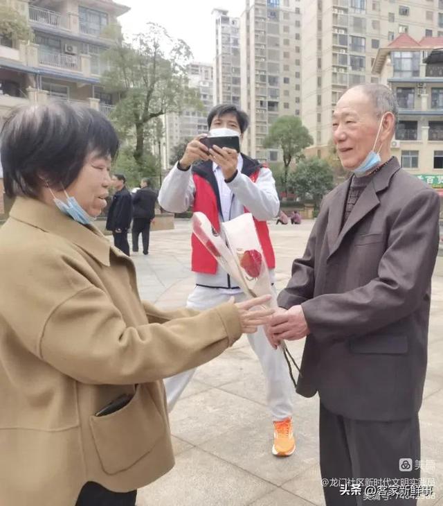 让爱长相伴,共度情人节!——于都龙门社区开展“文明集市活动”