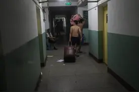 那些海阔天空般的闲谈都已去远，我们的课桌再也拼凑不出从前图片
