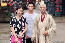 69岁寇振海现状：白发老态，儿子上高中，妻子风韵犹存图片