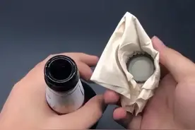 喝了10年啤酒才发现，用一张纸也能轻松开瓶盖，方法简单一看就会图片