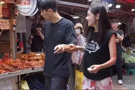 秋瓷炫夫妇买菜，街头恩爱打闹，于晓光穿拖鞋提着小拉车好接地气图片