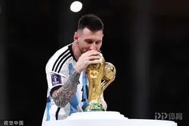 捧杯时刻！梅西高举大力神杯 阿根廷第三次夺得世界杯冠军图片