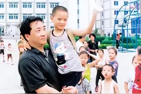 姜昆：瞒着妻子收养6岁男孩，掐断女儿明星梦，带养子上春晚图片