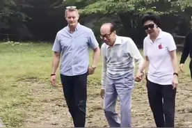 94岁李嘉诚罕见出游，全程与小33岁女友腻歪不撒手，黄昏恋也超甜图片