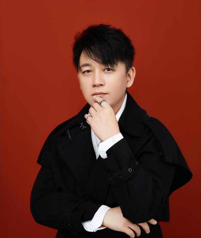 潘粤明与董洁离婚8年：他摆脱抑郁收获真爱，她带儿子苦度光阴