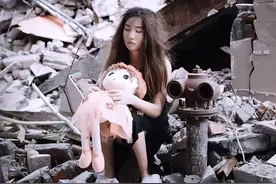 流浪女孩与垃圾为伴，穿裙子高跟鞋气质出众，生活很难人生不易图片
