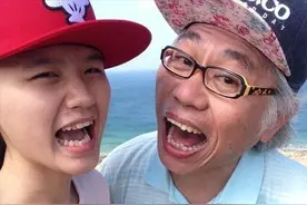 “爷孙恋”的下场：他死了，她被继子赶出家门，疯疯癫癫流落街头图片