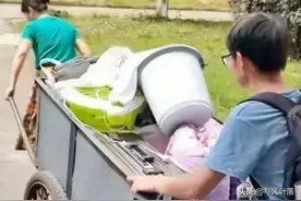 高考结束后，最后一个回家的寄宿学生，没人送考，没人接应图片