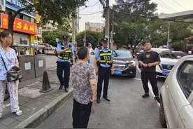 七旬老人帮儿子人占车位引纠纷 警方：行为不可取图片