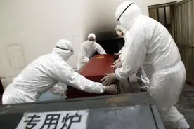 为什么尸体进入太平间时要脱掉所有衣服？图片