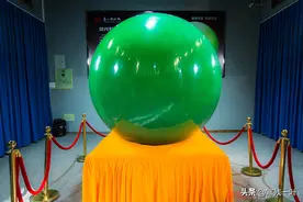 浙江发现稀世珍宝！一颗直径2米重18吨的夜明珠，黑暗中会发光图片