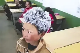 4年前，那个顶着满头白发去上学的“冰花男孩”，如今怎么样了？图片