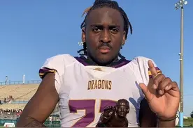 长成这样才12岁？美国U12橄榄球男孩太“成熟沧桑”图片