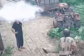 反转了！老人拿铁锹击打邻居，原因被扒出后让人更加气愤图片