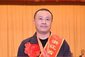 商铺老板用身体挡住行凶歹徒！他说：我有个心愿……图片
