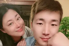 演员李菁菁离婚后，90后前夫从豪宅搬去拥挤老旧房，在家不停喝酒图片