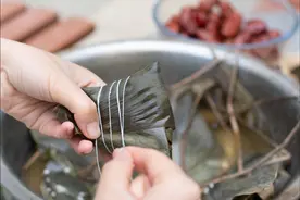 端午包粽子，粽叶“煮”还是“泡”？教你2招，粽叶香味浓不易破图片