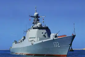 054A型护卫舰有多大？它与054B同框才明白，为何满载提升了2000吨图片