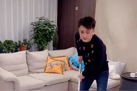 主持人杨帆不舍老婆劳累，亲自把家务都包揽，穿着拖鞋干活很熟练图片