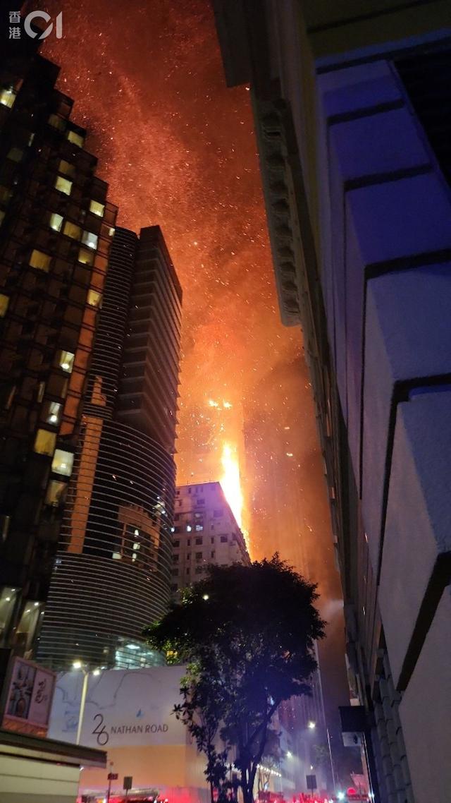 香港42层在建高楼深夜起火 烈焰冲天