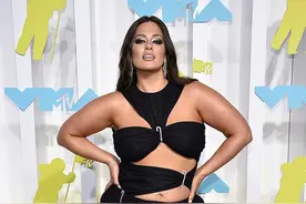 体重200斤的大码超模走红毯！大方秀出妊娠纹，穿黑裙肚腩鼓鼓的图片