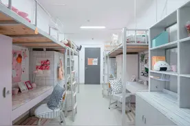 女大学生返校偶遇舍友，却尴尬到不会说话，揭开当代大学生隐痛图片