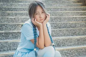 震惊！少女穿上这种蓝白色连裤袜，网友惊呼爆火！图片